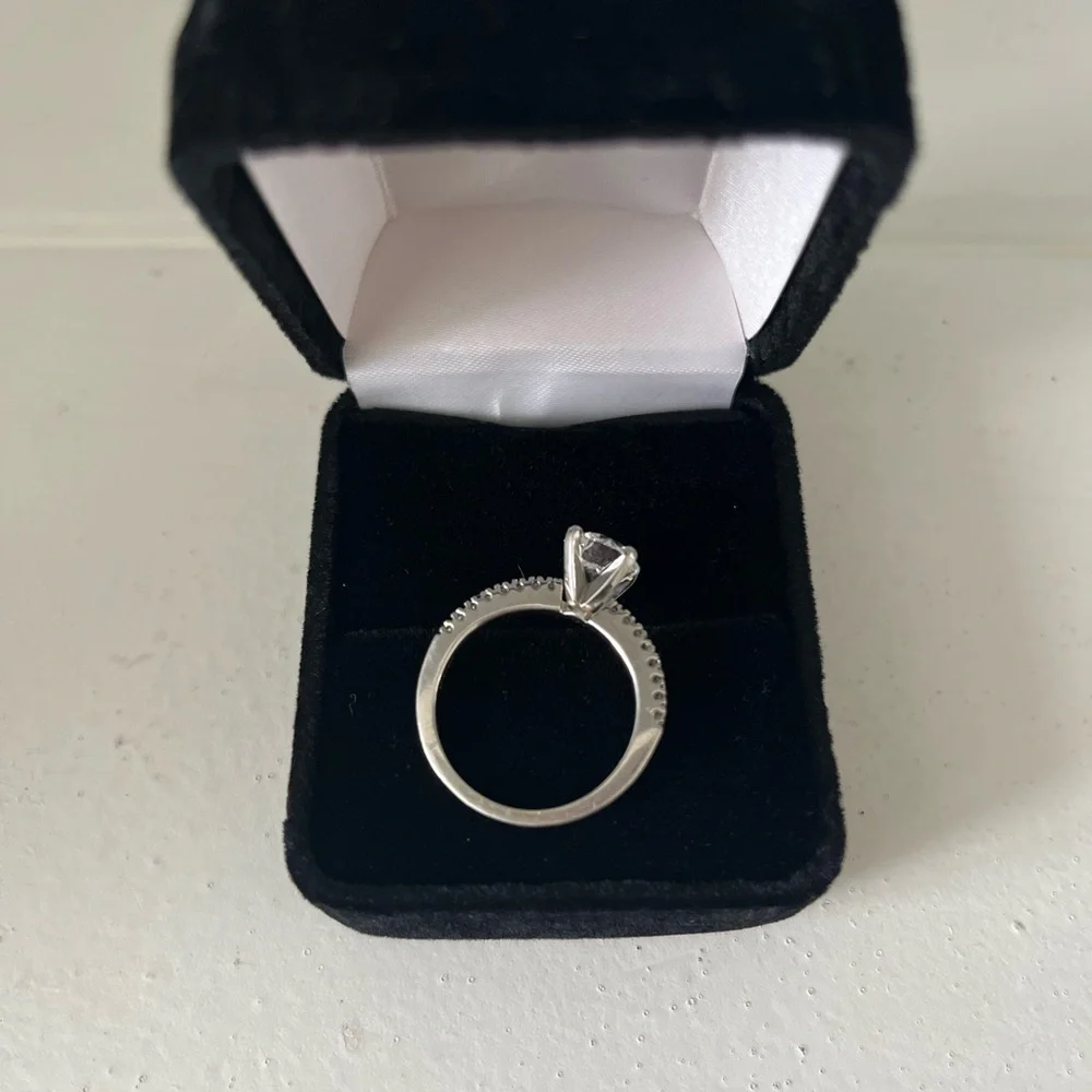 ๐ Pre Loved Diamond Engagement Ring ๐ - Picture 2 of 5